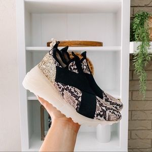 Steve Madden Snakeskin Print Gold Glitter Slip On Cryme Sneakers
